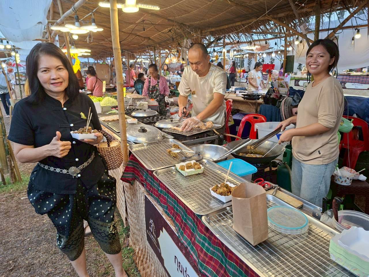 สำนักงานพัฒนาชุมชนอำเภอพัฒนานิคมอยู่เวรปฏิบัติหน้าที่ประจำจุดแลกเบี้ย ดำเนินการแลกเบี้ย นับเบี้ย OTOP และตลาดย้อนยุค