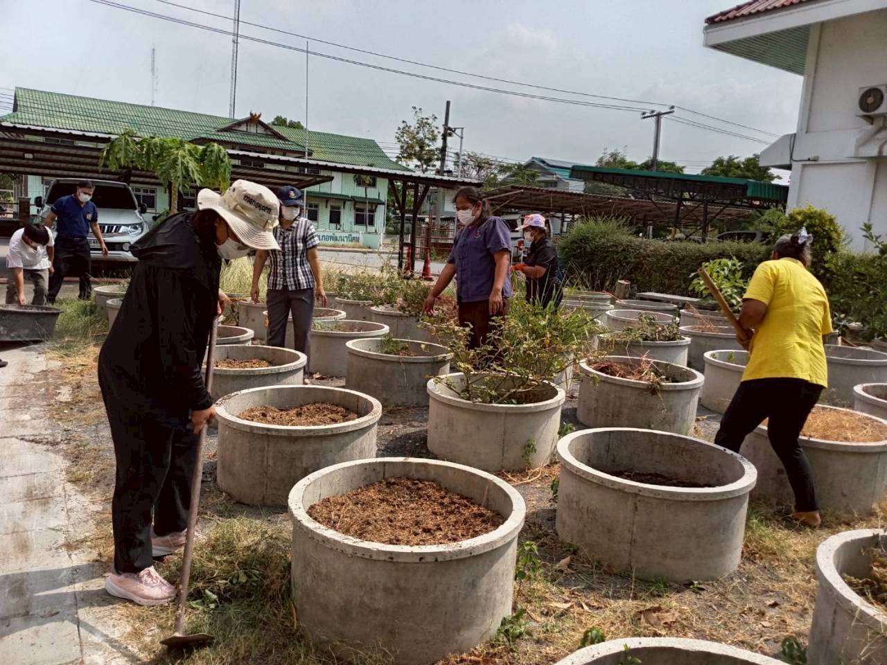 ปรับปรุงแปลงผักสวนครัว "อำเภอน่ารัก ปลูกผักแบ่งปัน