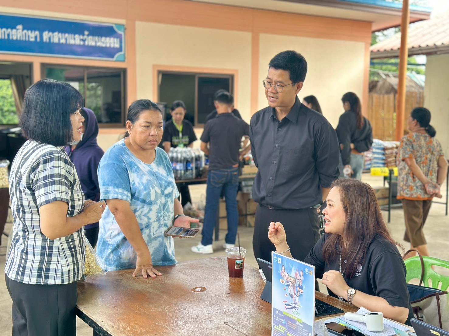 สำนักงานพัฒนาชุมชนอำเภอพัฒนานิคมเยี่ยมชมและให้กำลังใจผู้ประกอบการ OTOP ที่เข้าร่วม "โครงการไทยช่วยไทย"