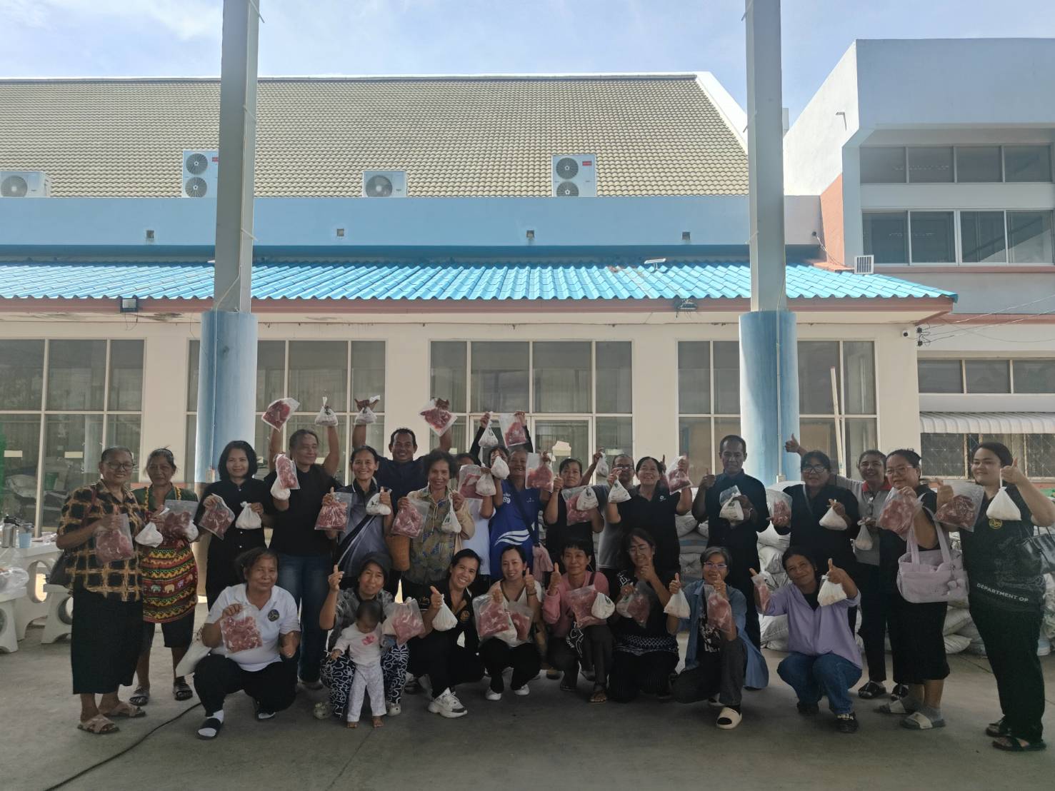 ฝึกอาชีพการทำหมูแดดเดียวและแคปหมูโบราณตามโครงการสนับสนุนกิจกรรมตามแผนการขับเคลื่อนการขจัดความยากจน