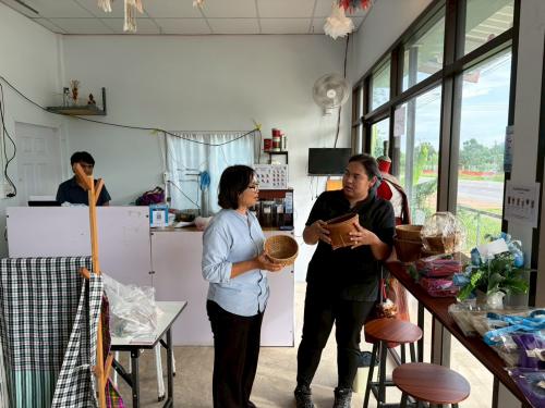 สำนักงานพัฒนาชุมชนอำเภอพัฒนานิคม ประชาสัมพันธ์การลงทะเบียนผู้ประกอบการโครงการไทยช่วยไทย และเตรียมความพร้อมการคัดสรรสุดยอดหนึ่งตำบลหนึ่งผลิตภัณฑ์